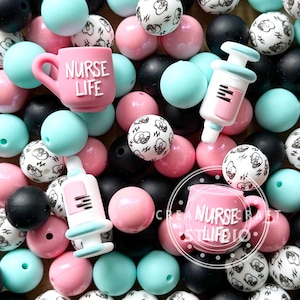 Peut inclure: Un assortiment de perles et de breloques roses, noires et turquoise. Les breloques comprennent une tasse rose avec le texte "NURSE LIFE" et des breloques en forme de seringue. Certaines perles ont un motif noir et blanc.