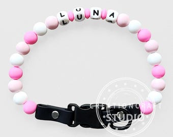 ピンクのシリコンビーズ付きクイックリリースバックル、カスタムネーム入り首輪（小型・中型犬用）