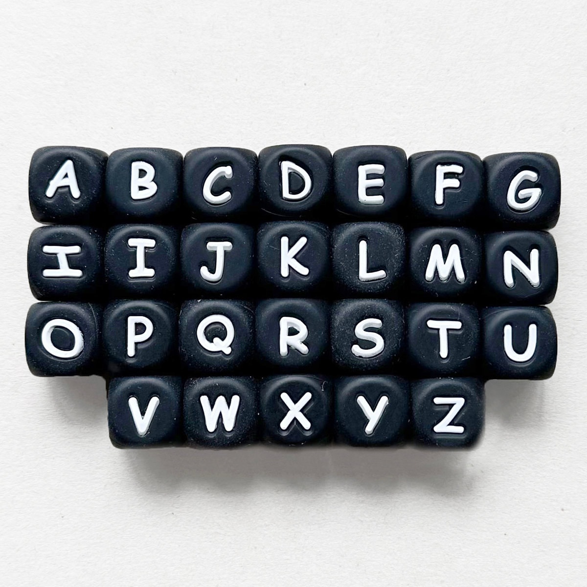 ブラック英語文字シリコンビーズ、アルファベットシリコンビーズ、12 mmシリコン文字ビーズ、アルファベット文字ビーズ、キューブシリコンルースビーズ