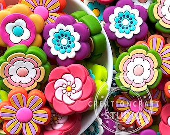 7スタイルの花柄ランダムアソートフォーカルビーズ、シリコンビーズ、花型ビーズ