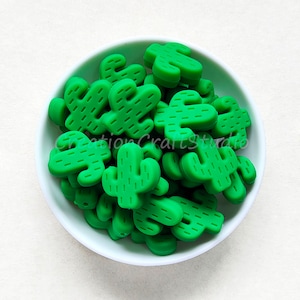 Peut inclure: Un bol rempli de perles en silicone vert en forme de cactus. Les perles sont parfaites pour l'artisanat et la fabrication de bijoux.