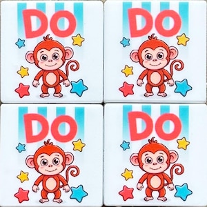 Puede incluir: Un conjunto de cuatro azulejos cuadrados con un mono de dibujos animados de pelaje rojizo, vientre claro y cola enroscada. Sobre el mono, la palabra DO está impresa en letras rojas grandes sobre un fondo de rayas verticales azul claro.