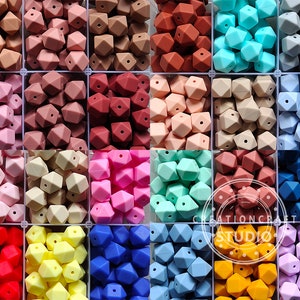 Könnte beinhalten: Sortiment an bunten Silikonperlen in verschiedenen Formen, darunter Rot, Blau, Gelb, Rosa und Grün. Die Perlen sind in einem Raster angeordnet, wobei jede Farbe ihre eigene Reihe hat. Die Perlen sind alle gleich groß und gleich geformt und alle aus Silikon.