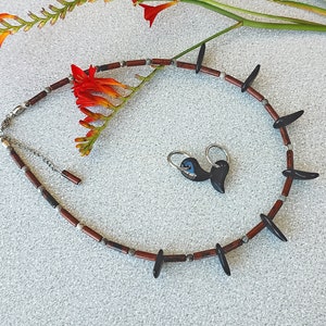 Gargantilha e brincos Magatama com pedra preta sintética, obsidiana mahogany e jaspe de pedra de mapa. Joia de amuleto xintoísta em forma de garra de pedra preciosa