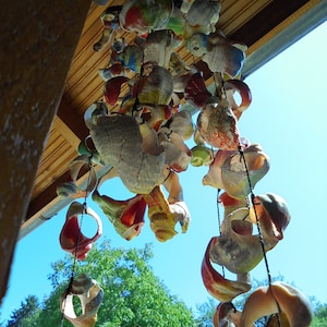 Puede incluir: Un letrero de madera rústica con el texto "Welcome to our home" en un estilo manuscrito. El letrero presenta un acabado envejecido y un diseño sencillo y acogedor, perfecto para un porche o entrada.