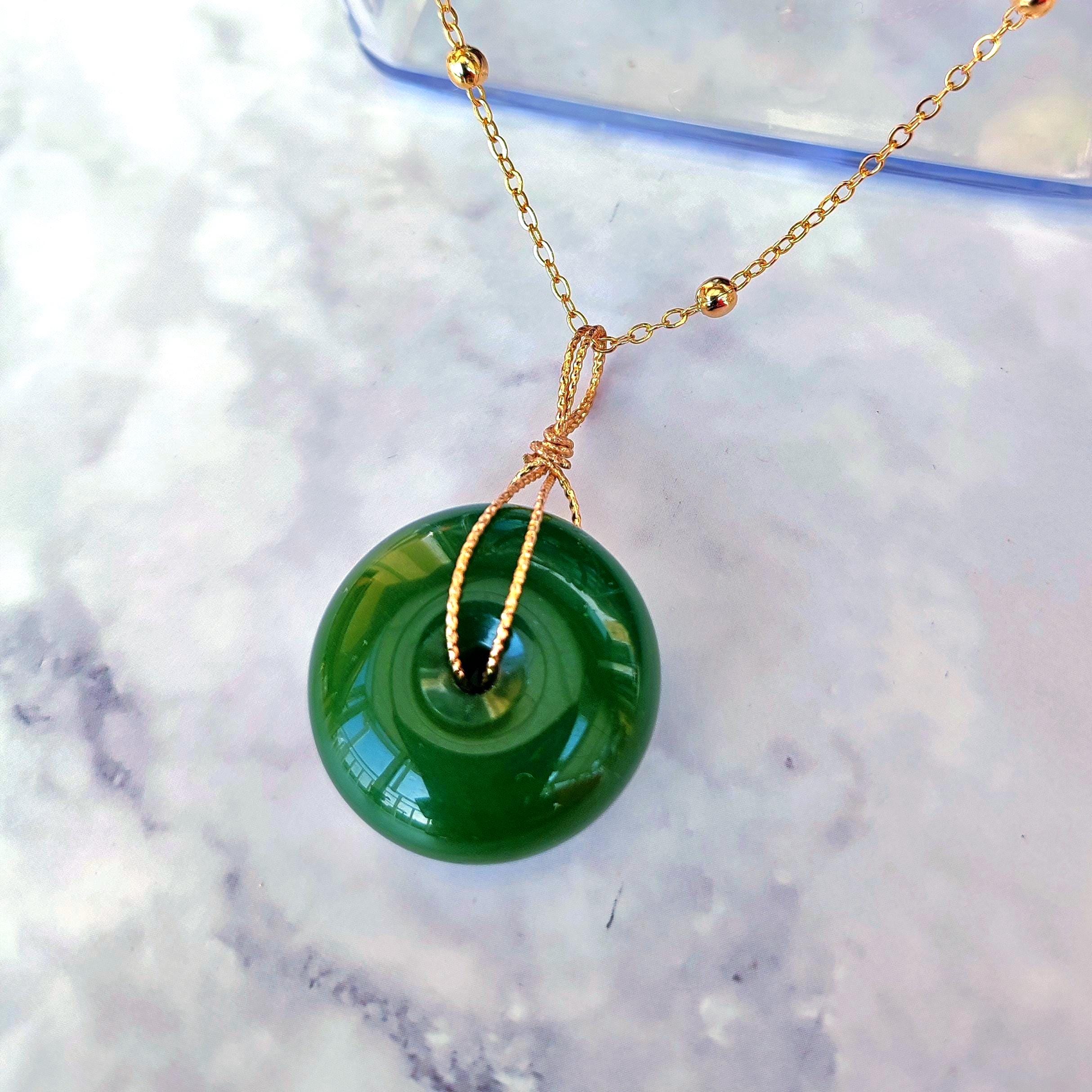 翡翠ドーナツペンダントと金メッキチェーンのネックレス - Etsy 日本