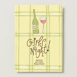 Può includere: Un biglietto rettangolare con sfondo giallo chiaro e un motivo a quadri verdi. Il biglietto mostra una bottiglia di vino verde con l'etichetta Girls Night, un bicchiere di vino rosa e il testo Girls Night! My house @ 5 o'clock Bring a cheese!