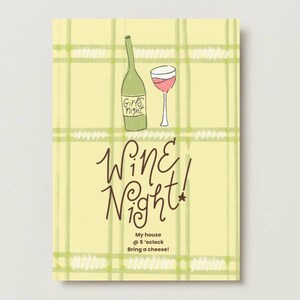 Può includere: Un biglietto rettangolare con uno sfondo a quadri giallo chiaro e verde. Presenta una bottiglia di vino verde con l'etichetta Girls Night, un calice di vino rosato e il testo Wine Night! My house @ 5 o'clock Bring a cheese! in marrone scuro.