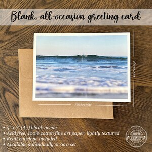Puede incluir: Una tarjeta de felicitaci&oacute;n en blanco con una fotograf&iacute;a de una escena oce&aacute;nica borrosa. La tarjeta mide 12,7 cm de alto y 17,8 cm de ancho. Est&aacute; hecha de papel de arte fino 100% algod&oacute;n sin &aacute;cido y viene con un sobre de color kraft.