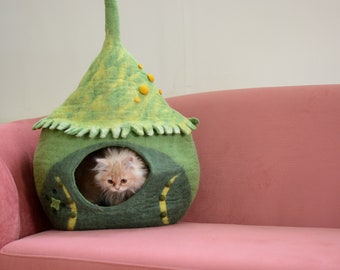 Handmade Green Felt Cat Cave - Wool Cat Cave - Pet House - Felt Kitty Bed - Kitty Basket - Pet Vessel
