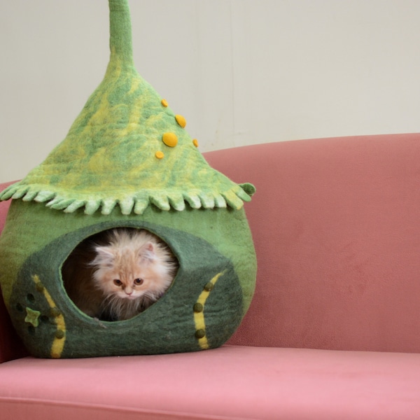 Green Felt Cat Cave - Wool Cat Cave - Pet House - Felt Kitty Bed - Kitty Basket - Pet Vessel