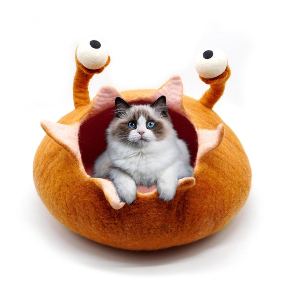 Snail Cat Bed - Felt Wool Cat Cave - Modern Design Pet Bed - Gift For Your Cat - Handmade from Pure Wool