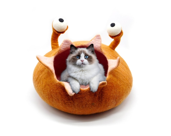 Snail Cat Bed - Felt Wool Cat Cave - Modern Design Pet Bed - Gift For Your Cat - Handmade from Pure Wool