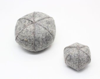 Juego de 2 bolas de fieltro de lana, bolas de fieltro que chirrían, adornos interactivos para gatos, apliques de lana, juguetes suaves