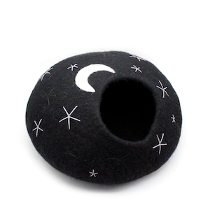 Jaskinia dla kota zaprojektowana przez Star & Moon z filcu - wełniane legowisko dla kota wykonane w 100% z czystej wełny - nowoczesne meble dla zwierząt - możliwość dostosowania koloru