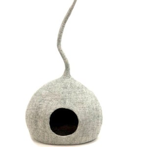 Long-Tailed Felt Cat Cave In Grey| Wool Cat House In Round Shape| Soft, Sustainable, Eco-Friendly Cat Cocoons| Gifts For Pet Lover