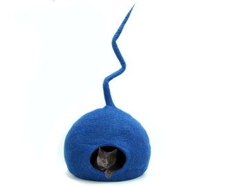 Domek dla kota z niebieskiej filcowanej wełny – ręcznie robiony, przytulny legowisko dla zwierząt