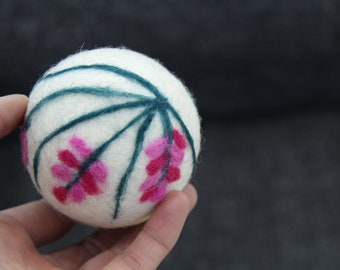 Juguete para gatos hecho a mano con forma de bola de fieltro floral: ecológico y no tóxico.