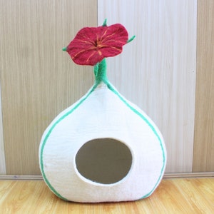 Floral Top Round Cat Cave - Hand-Felted Cat Cocoon -  Perfect Feline Retreat For Pet Lovers - Sustainable Cat Shelter - Woolen Cat Bed