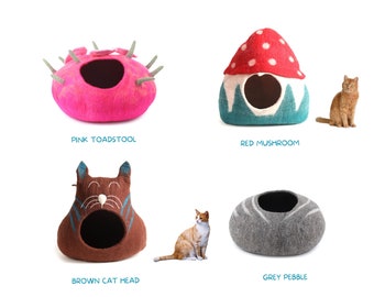 Peut inclure: Quatre lits pour chats en feutre de différentes formes et couleurs. Les lits sont en forme de champignon, de champignon, de tête de chat et de galet. Chaque lit a un trou pour que le chat puisse entrer.