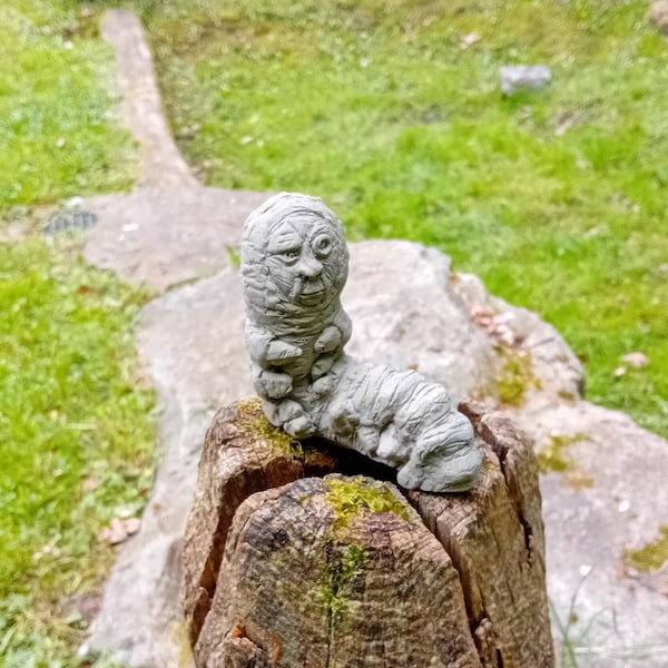 Kleine Steinfigur Raupe Absolem Alice im Wunderland Gartenfigur