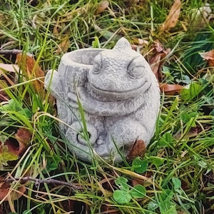 Può includere: Un set di tre tazze in ceramica con finitura opaca e macchiettata. Le tazze sono nei toni del crema, grigio chiaro e grigio scuro. Ogni tazza ha un design semplice e minimalista e un manico arrotondato.