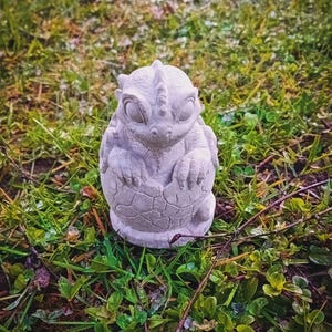 Può includere: Un set di tre tazze in ceramica con finitura opaca e macchiettata. Le tazze sono nei toni del crema, grigio chiaro e grigio scuro. Ogni tazza ha un design semplice e minimalista e un manico arrotondato.
