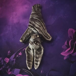 Bonita figura de murciélago como decoración de pared y decoración espeluznante de Halloween, figura gótica hecha a mano con amor.