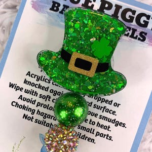 Carrete de insignias para el Día de San Patricio - Portaidentificación - Permanente o intercambiable - Opción con o sin cuentas - Regalo para enfermeras y maestros