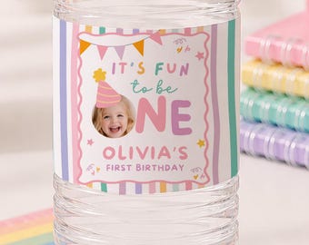 ¡Es divertido tener un año! Etiqueta editable para botella de agua de cumpleaños. Plantilla de Canva con foto para el primer cumpleaños de una niña.