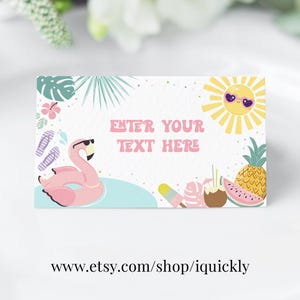 Könnte beinhalten: Eine rechteckige Karte mit tropischem Thema, mit einem rosa Flamingo-Schwimmer, einer lächelnden Sonne und verschiedenen Sommer-Symbolen. Die Karte hat den Text "ENTER YOUR TEXT HERE" und liegt auf einem weißen Teller.