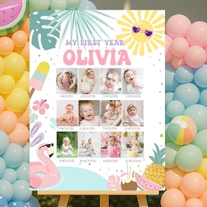 Könnte beinhalten: Eine Holzstaffelei zeigt eine personalisierte "My First Year" Fototafel für Olivia, umgeben von bunten Ballonbögen. Die Tafel zeigt Fotos von 1 bis 12 Monaten, mit tropischen Dekorationen wie Flamingo und Ananas.