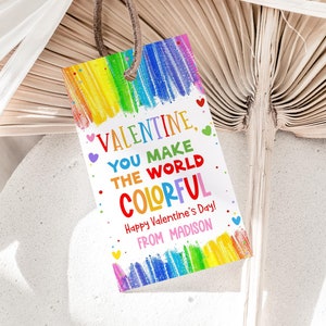 以下が含まれることがあります： 虹色の背景に「バレンタイン。あなたは世界をカラフルにする。バレンタインデーおめでとう！マディソンより。」というテキストが書かれた、カラフルなバレンタインデーのギフトタグです。