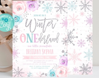 Puede incluir: Una invitación imprimible para una fiesta de primer cumpleaños con un tema de invierno mágico. La invitación presenta una fuente de brillo plateado con las palabras "Join us in a Winter Wonderland" y "Our little snowflake is turning one!" La invitación está decorada con copos de nieve, flores y brillo. La invitación es editable y se puede imprimir en casa.
