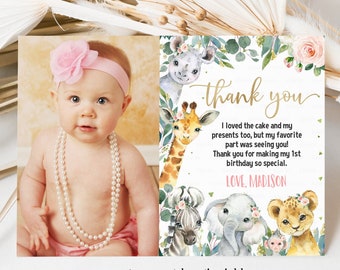 Può includere: Biglietto di ringraziamento con una foto di una bambina che indossa una fascia rosa e una collana di perle. La carta ha un tema di animali della giungla con una giraffa, una zebra, un elefante e un leone. Il testo sulla carta dice: "Grazie. Ho adorato la torta e i miei regali, ma la mia parte preferita è stata vederti! Grazie per aver reso il mio primo compleanno così speciale. Con affetto, Madison."