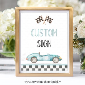 Könnte beinhalten: Ein goldfarbener Rahmen mit einem blauen Aquarell-Rennwagen, karierten Flaggen und dem Text "CUSTOM SIGN" in Schwarz und Blau. Das Schild enthält auch die Website-Adresse "www.etsy.com/shop/iquickly".