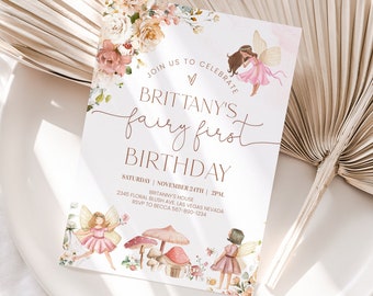 Könnte beinhalten: Eine weiße Einladung mit rosa und pfirsichfarbenen floralen Akzenten. Der Text lautet "Feiern Sie mit uns Brittanys ersten Feen-Geburtstag. Samstag, 24. November, 14:00 Uhr. Brittanys Haus, 2345 Floral Blush Ave, Las Vegas, Nevada. RSVP an Becca 567-890-1234. www.etsy.com/shop/iquickly".