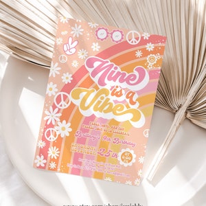 Peut inclure: Une invitation colorée sur le thème rétro. L'invitation présente le texte "Nine is a Vibe" en rose et jaune, avec un arc-en-ciel et des marguerites. Le texte supplémentaire comprend le nom, la date, l'heure et le lieu de l'anniversaire.