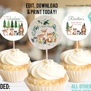 Op de afbeelding: Twee printbare cupcake-toppers met bosdieren en de tekst "Let the adventure begin" en "Welcome Baby". De toppers zijn 5 cm bij 5 cm en kunnen 12 op een pagina worden afgedrukt.
