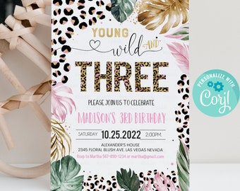 Puede incluir: Invitación editable de 5x7 para una fiesta de tercer cumpleaños con temática de jungla. La invitación presenta un fondo de estampado de leopardo con acentos rosados y dorados. El texto dice "Young Wild and Three" e incluye la fecha y la hora de la fiesta. La invitación está personalizada con el nombre "Madison".