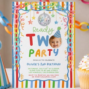 Op de afbeelding: Een rechthoekige verjaardagsuitnodiging met een kleurrijke papieren kettingrand, een discobal en de tekst Ready TWO PARTY. Het bevat een foto van een kind met een feesthoedje en de details voor Oliver's 2nd Birthday en contactgegevens.