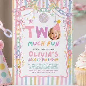 Pode incluir: Um convite de aniversário retangular com listras verticais em tons pastel, borda de corrente, bola de discoteca e estrelas. O texto diz TWO MUCH FUN, OLIVIA'S SECOND BIRTHDAY, com detalhes do evento e uma foto circular de uma criança sorrindo.