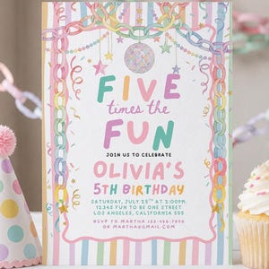 Puede incluir: Una tarjeta de invitación de cumpleaños rectangular con rayas pastel y un borde de cadena. El texto dice: FIVE times the FUN, JOIN US TO CELEBRATE OLIVIA'S 5TH BIRTHDAY, SATURDAY, JULY 25TH AT 2:00PM, 12345 FUN TO BE ONE STREET, LOS ANGELES, CALIFORNIA 555.
