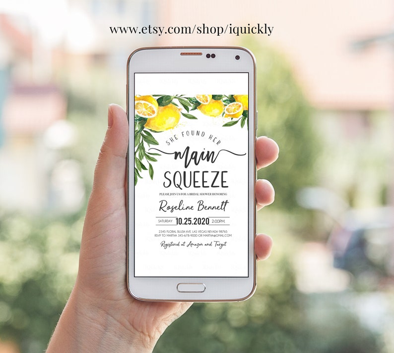 Pode incluir: Um convite digital para um ch&aacute; de panela com tema de lim&atilde;o. O convite diz "She found her Main Squeeze" e inclui a data, hora e local do evento. O convite &eacute; exibido em um smartphone.
