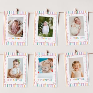 Pu&ograve; includere: Sei carte traguardo rettangolari appese a un filo, ognuna con un bordo a righe pastello con bandierine colorate e stelle. Le carte mostrano foto di un bambino etichettate come Newborn, 1 Month, 2 Months, 3 Months, 4 Months e 5 Months.