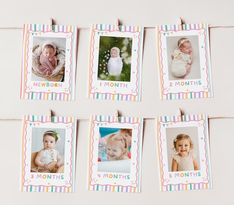 Pu&ograve; includere: Sei carte traguardo rettangolari appese a un filo, ognuna con un bordo a righe pastello con bandierine colorate e stelle. Le carte mostrano foto di un bambino etichettate come Newborn, 1 Month, 2 Months, 3 Months, 4 Months e 5 Months.