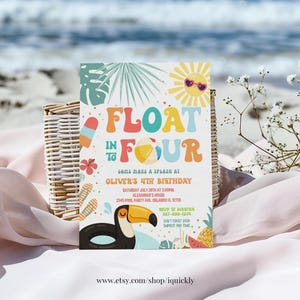 Puede incluir: Una colorida invitaci&oacute;n con el texto "FLOAT IN FOUR" para el 4&ordm; cumplea&ntilde;os de Oliver. El dise&ntilde;o incluye un tuc&aacute;n, un sol con gafas de sol, helado, un bal&oacute;n de playa y otros gr&aacute;ficos con tem&aacute;tica veraniega. La invitaci&oacute;n tambi&eacute;n incluye los detalles del evento.