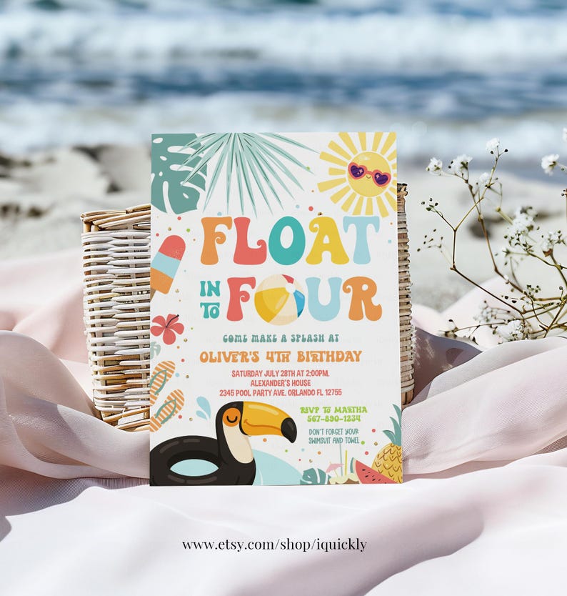 Puede incluir: Una colorida invitaci&oacute;n con el texto "FLOAT IN FOUR" para el 4&ordm; cumplea&ntilde;os de Oliver. El dise&ntilde;o incluye un tuc&aacute;n, un sol con gafas de sol, helado, un bal&oacute;n de playa y otros gr&aacute;ficos con tem&aacute;tica veraniega. La invitaci&oacute;n tambi&eacute;n incluye los detalles del evento.