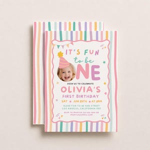 Pu&ograve; includere: Un invito per il primo compleanno con sfondo a righe verticali in colori pastello. Il testo recita IT'S FUN to be ONE, OLIVIA'S FIRST BIRTHDAY, e include i dettagli dell'evento, la foto di un bambino con cappellino da festa e coriandoli.