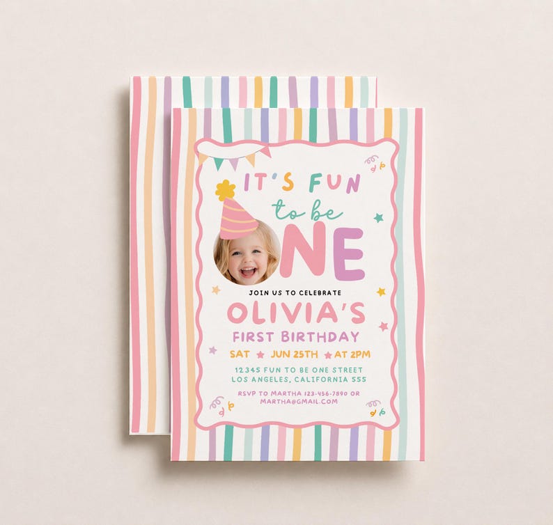 Pu&ograve; includere: Un invito per il primo compleanno con sfondo a righe verticali in colori pastello. Il testo recita IT'S FUN to be ONE, OLIVIA'S FIRST BIRTHDAY, e include i dettagli dell'evento, la foto di un bambino con cappellino da festa e coriandoli.